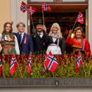 Kongefamilien sang med fra Slottsbalkongen. Foto: Lise Åserud